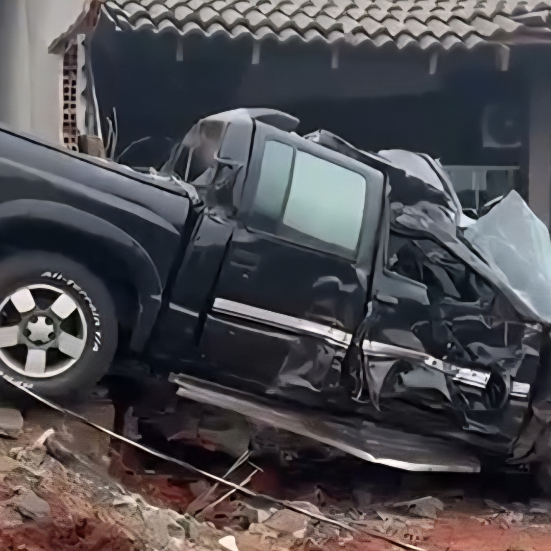 CARRETA DESGOVERNADA CAUSA DESTRUIÇÃO EM RUA DE ARAPONGAS