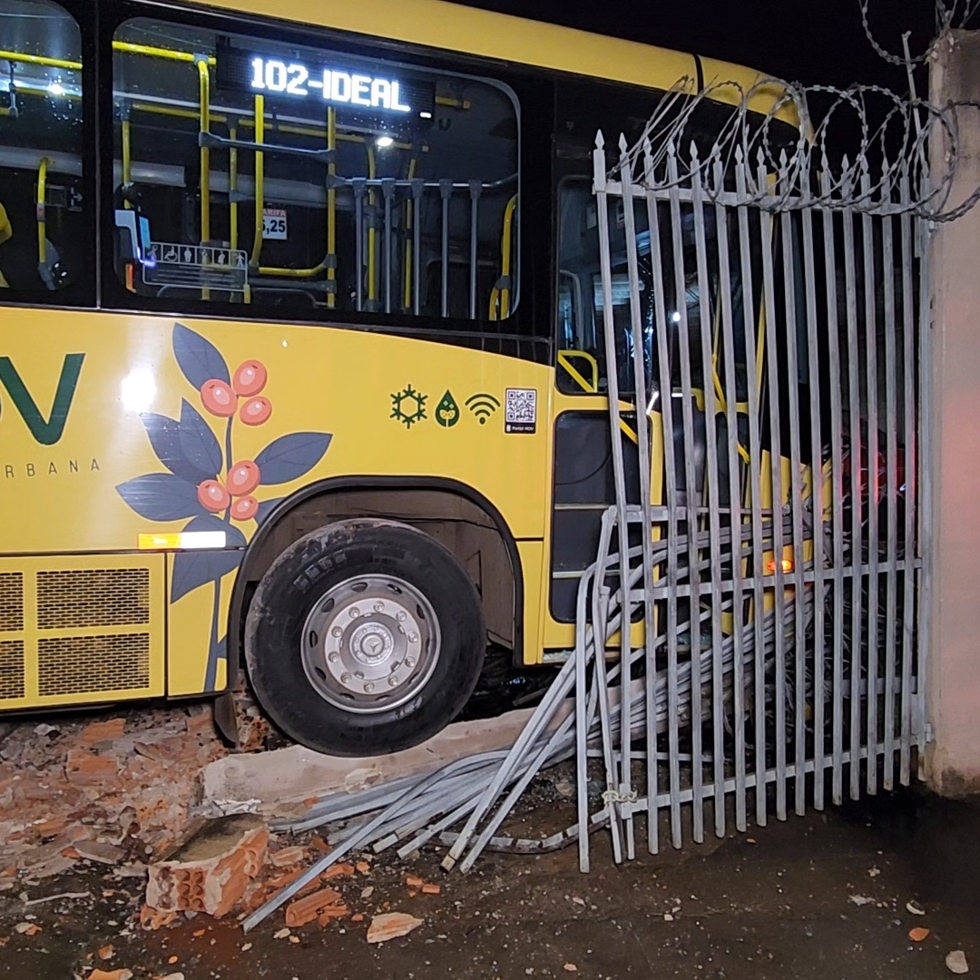 ÔNIBUS DESGOVERNADO ATINGE VAN, MOTO E MURO DE CONDOMÍNIO E DEIXA JOVEM FERIDA EM LONDRINA