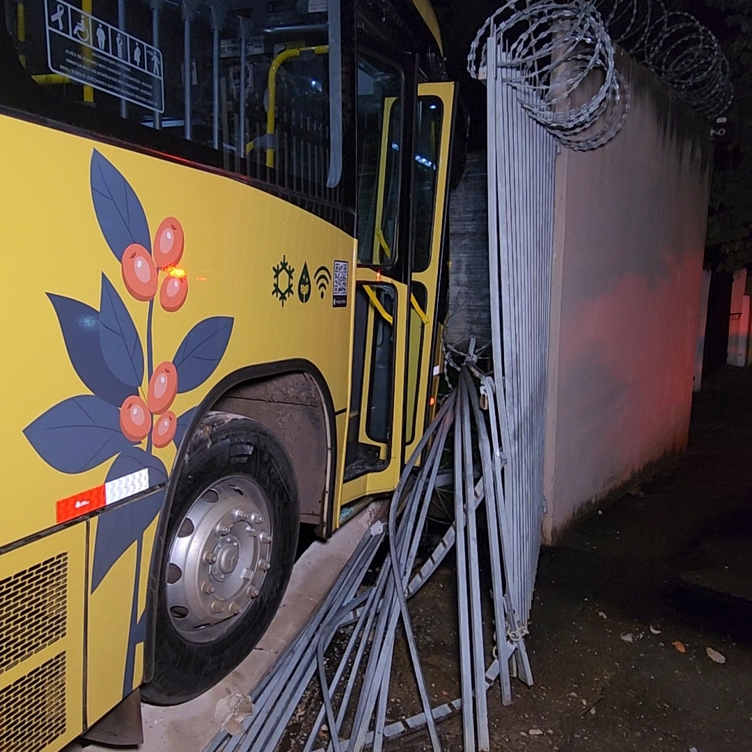 ÔNIBUS DESGOVERNADO ATINGE VAN, MOTO E MURO DE CONDOMÍNIO E DEIXA JOVEM FERIDA EM LONDRINA