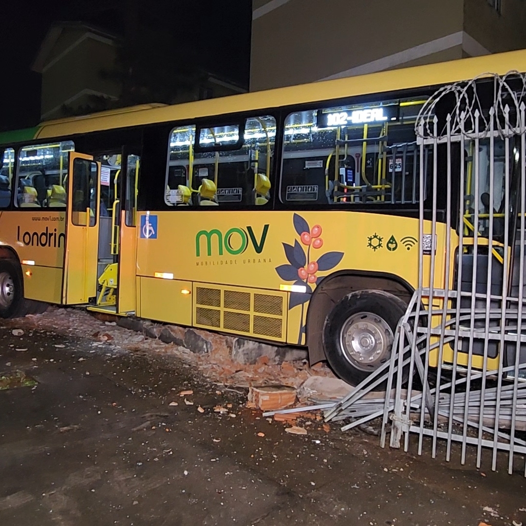 ÔNIBUS DESGOVERNADO ATINGE VAN, MOTO E MURO DE CONDOMÍNIO E DEIXA JOVEM FERIDA EM LONDRINA