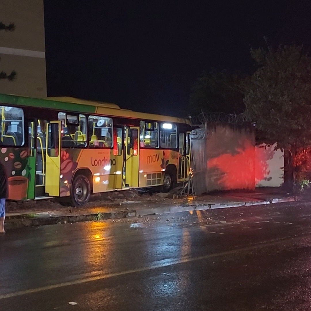 ÔNIBUS DESGOVERNADO ATINGE VAN, MOTO E MURO DE CONDOMÍNIO E DEIXA JOVEM FERIDA EM LONDRINA