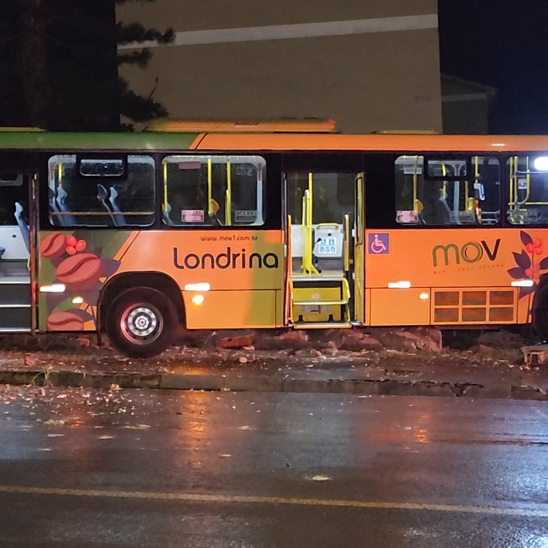 ÔNIBUS DESGOVERNADO ATINGE VAN, MOTO E MURO DE CONDOMÍNIO E DEIXA JOVEM FERIDA EM LONDRINA