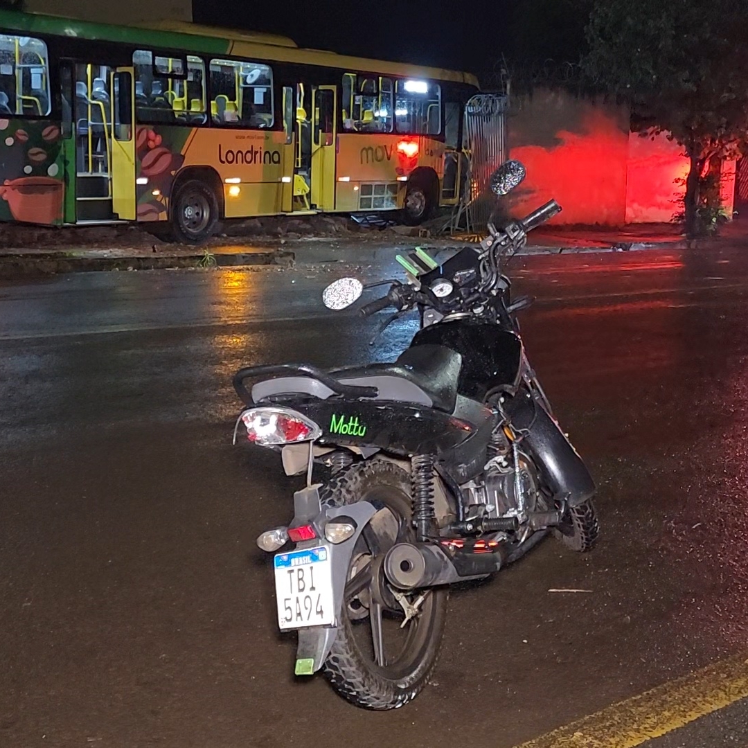 ÔNIBUS DESGOVERNADO ATINGE VAN, MOTO E MURO DE CONDOMÍNIO E DEIXA JOVEM FERIDA EM LONDRINA