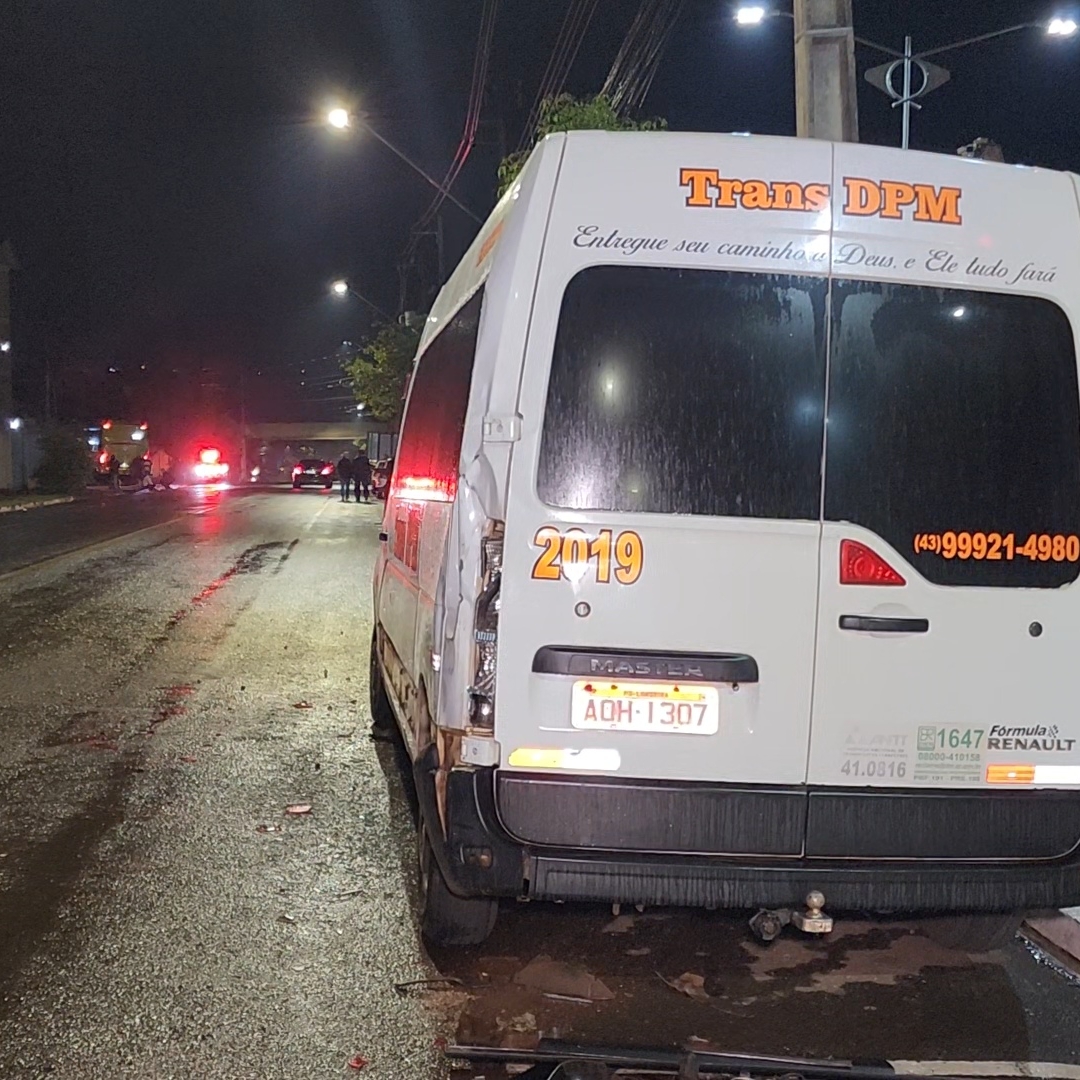 ÔNIBUS DESGOVERNADO ATINGE VAN, MOTO E MURO DE CONDOMÍNIO E DEIXA JOVEM FERIDA EM LONDRINA