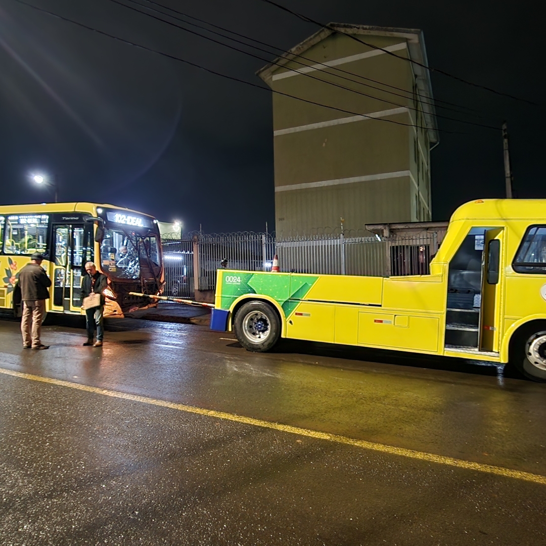 ÔNIBUS DESGOVERNADO ATINGE VAN, MOTO E MURO DE CONDOMÍNIO E DEIXA JOVEM FERIDA EM LONDRINA