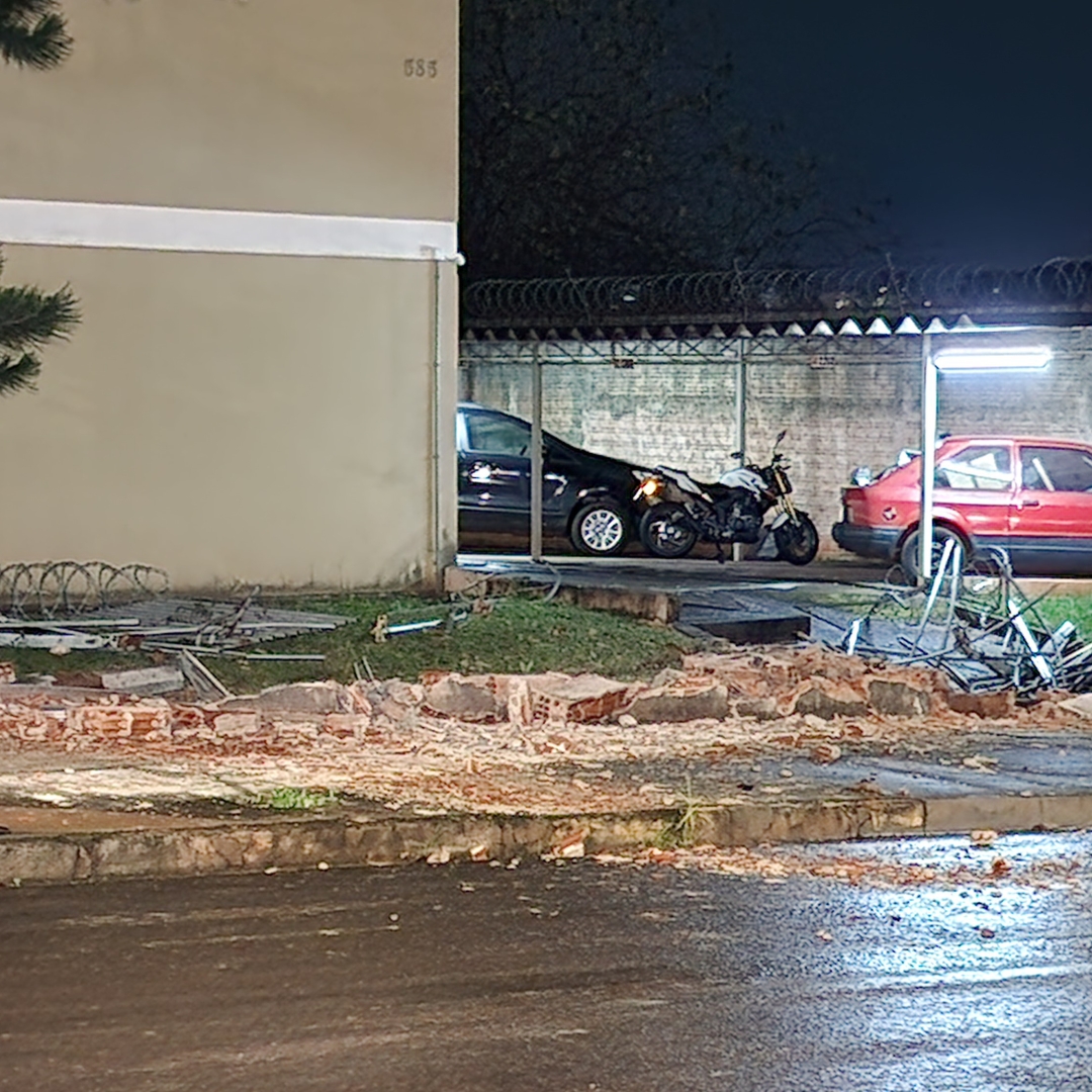 ÔNIBUS DESGOVERNADO ATINGE VAN, MOTO E MURO DE CONDOMÍNIO E DEIXA JOVEM FERIDA EM LONDRINA