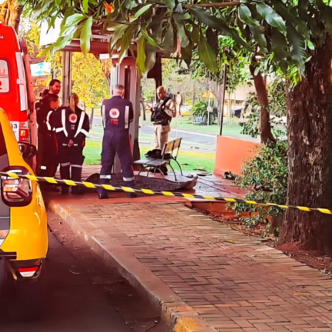 MORADOR DE RUA É ENCONTRADO MORTO EM PONTO DE TÁXI EM FRENTE À PREFEITURA DE LONDRINA