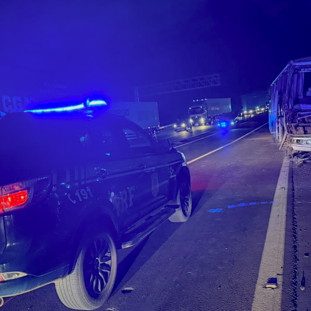 ACIDENTE ENVOLVENDO ÔNIBUS, CAMINHÃO E DOIS CARROS DEIXA QUATRO FERIDOS NA BR-369, EM ROLÂNDIA