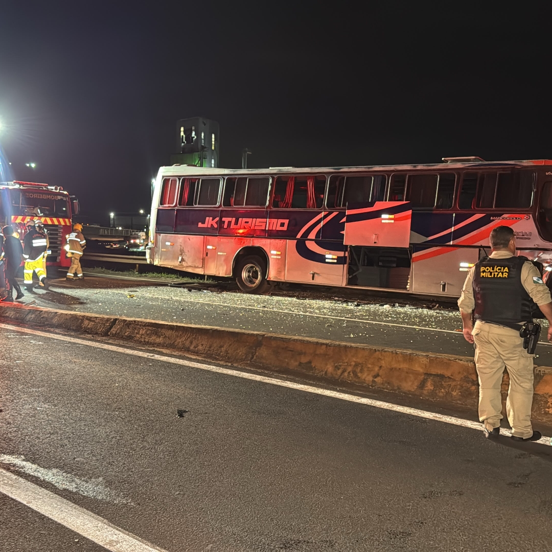 ACIDENTE ENVOLVENDO ÔNIBUS, CAMINHÃO E DOIS CARROS DEIXA QUATRO FERIDOS NA BR-369, EM ROLÂNDIA