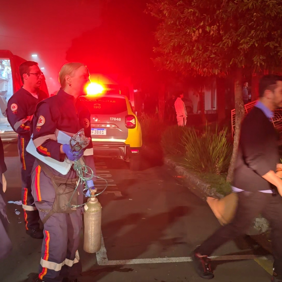 INCÊNDIO EM HOTEL PRÓXIMO AO AEROPORTO DEIXA HOMEM EM ESTADO GRAVE E MOBILIZA GRANDE OPERAÇÃO DE RESGATE EM LONDRINA