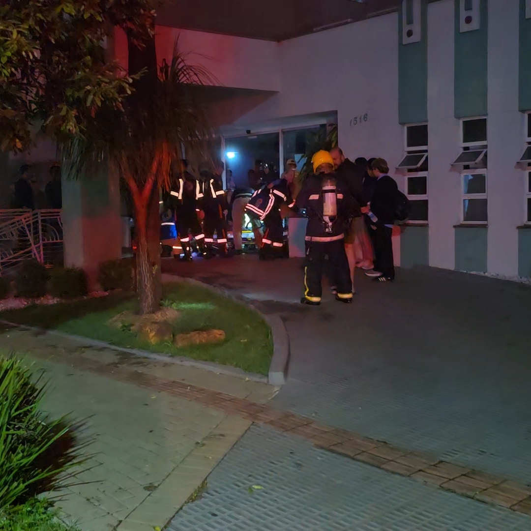 INCÊNDIO EM HOTEL PRÓXIMO AO AEROPORTO DEIXA HOMEM EM ESTADO GRAVE E MOBILIZA GRANDE OPERAÇÃO DE RESGATE EM LONDRINA
