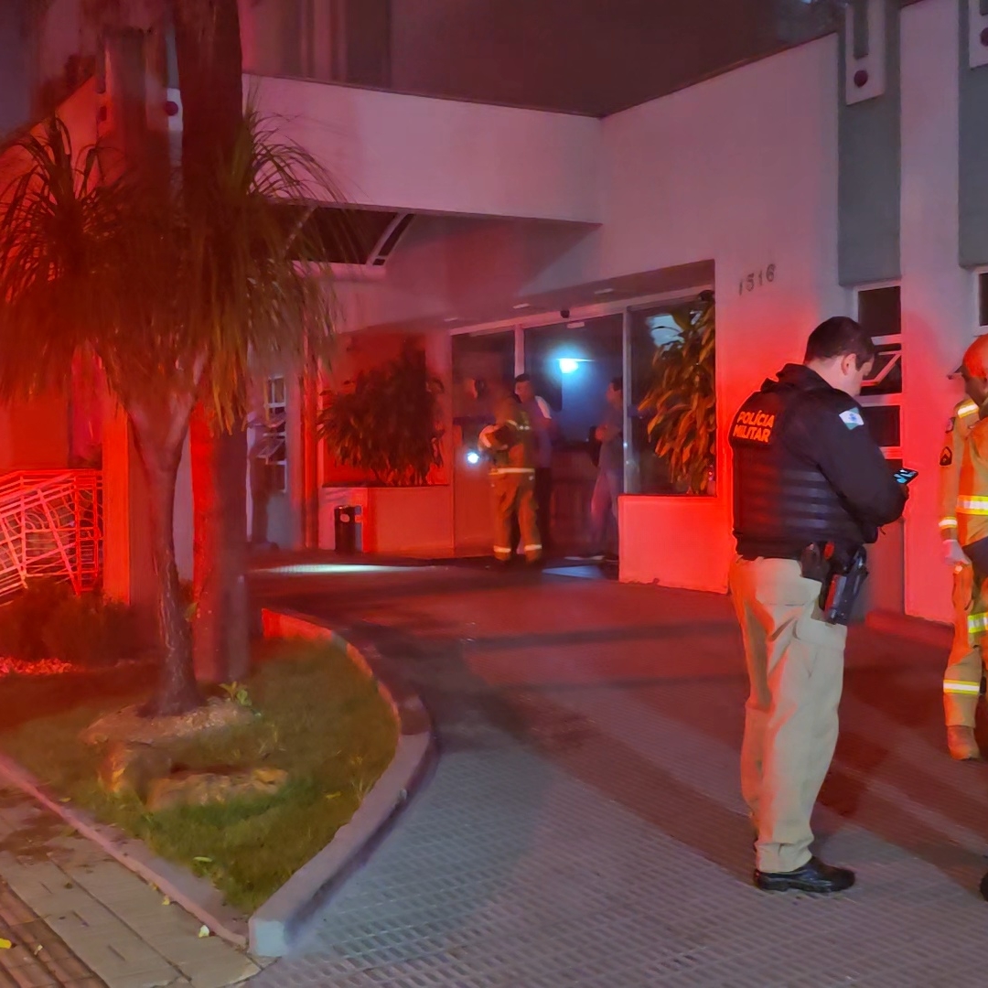 INCÊNDIO EM HOTEL PRÓXIMO AO AEROPORTO DEIXA HOMEM EM ESTADO GRAVE E MOBILIZA GRANDE OPERAÇÃO DE RESGATE EM LONDRINA