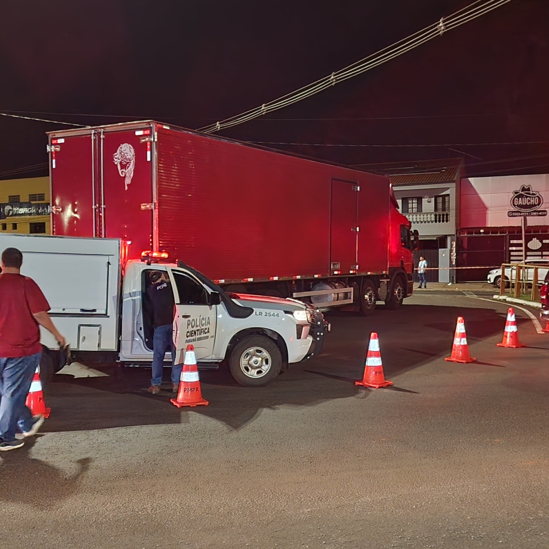 JOVEM MORRE APÓS MOTO COLIDIR COM CAMINHÃO EM ROTATÓRIA DE AVENIDA EM LONDRINA