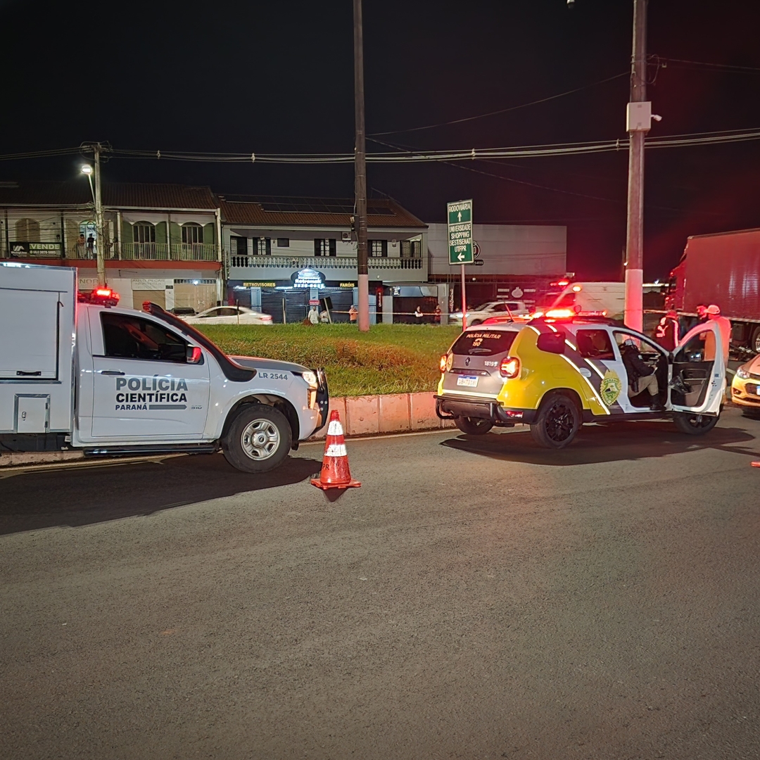 JOVEM MORRE APÓS MOTO COLIDIR COM CAMINHÃO EM ROTATÓRIA DE AVENIDA EM LONDRINA