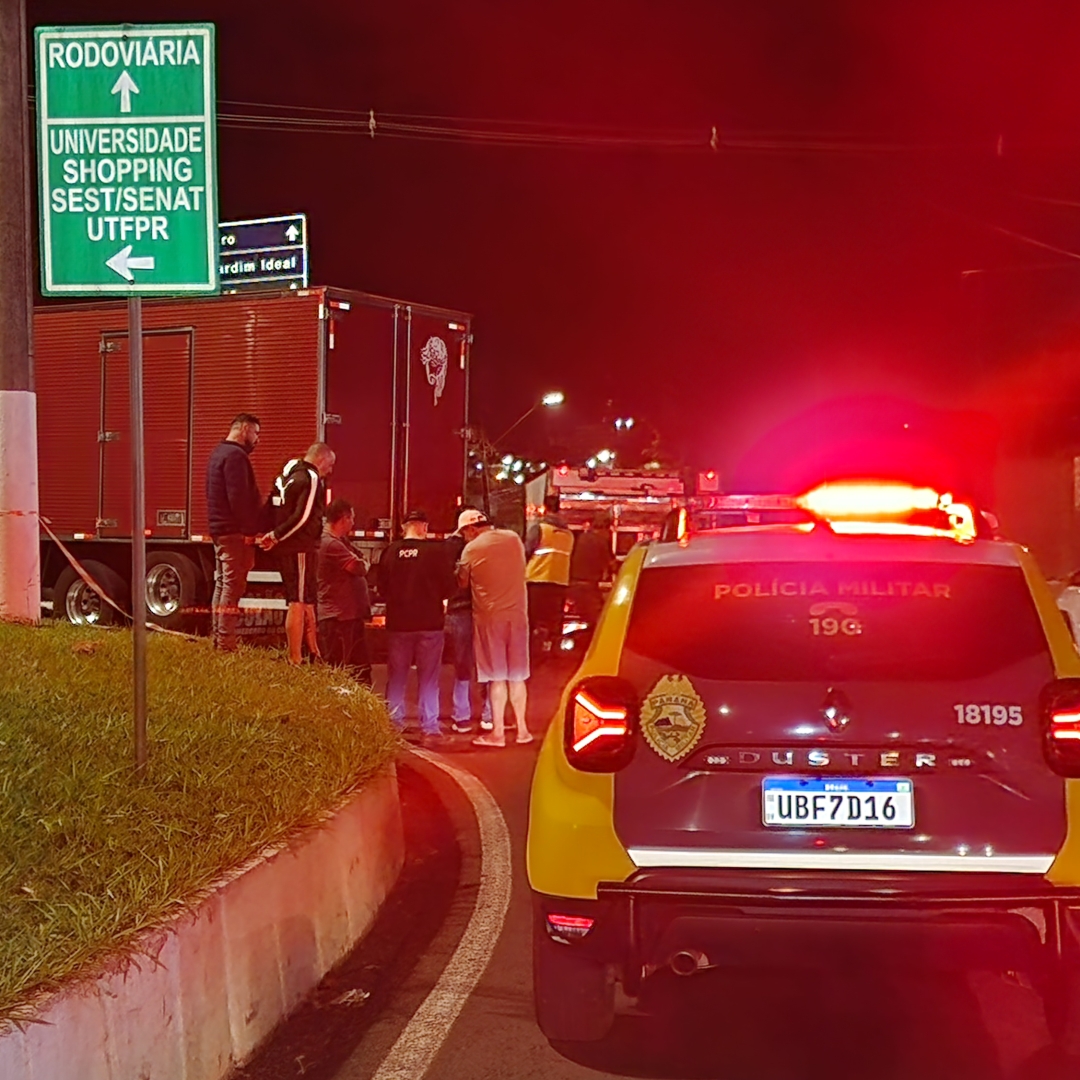 JOVEM MORRE APÓS MOTO COLIDIR COM CAMINHÃO EM ROTATÓRIA DE AVENIDA EM LONDRINA