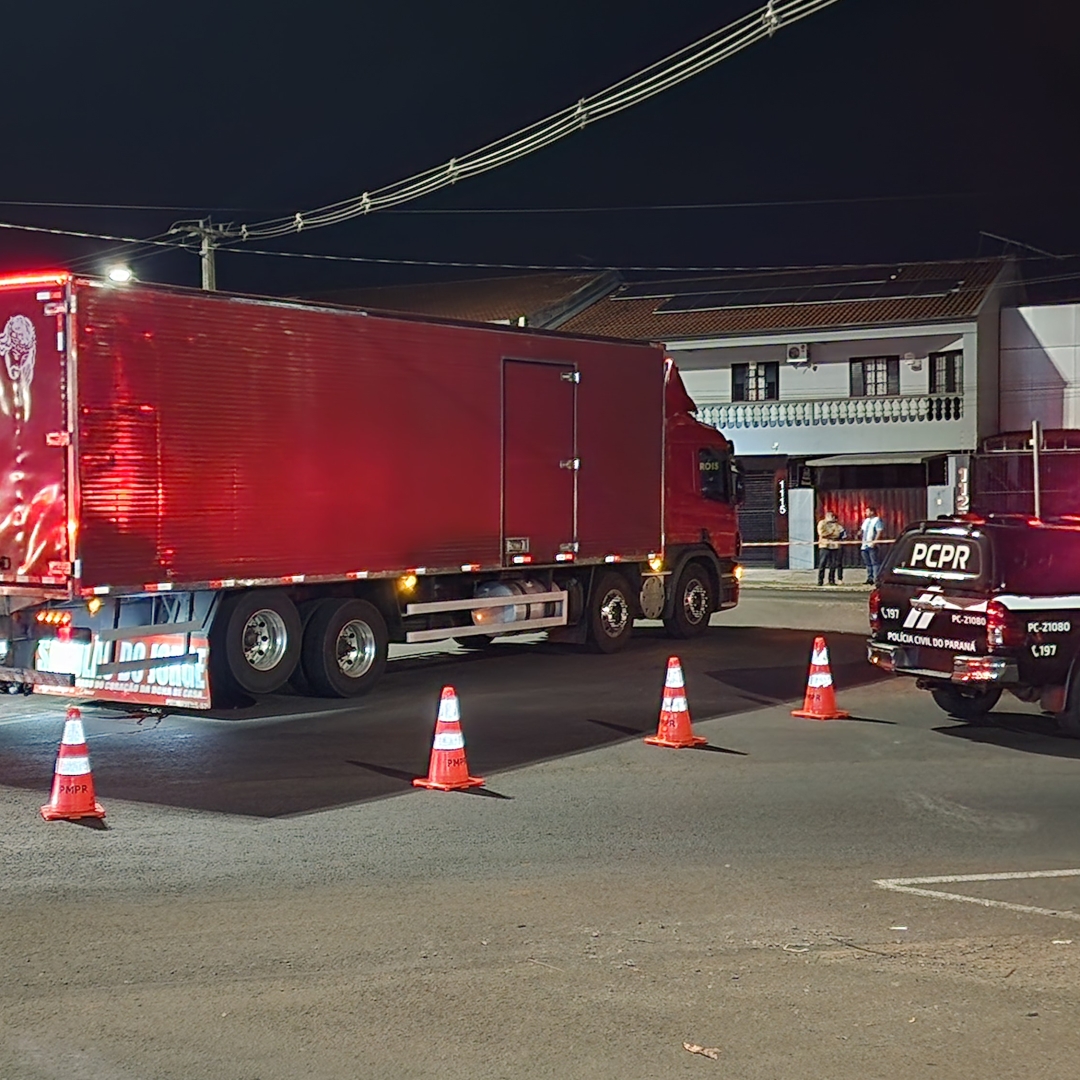 JOVEM MORRE APÓS MOTO COLIDIR COM CAMINHÃO EM ROTATÓRIA DE AVENIDA EM LONDRINA