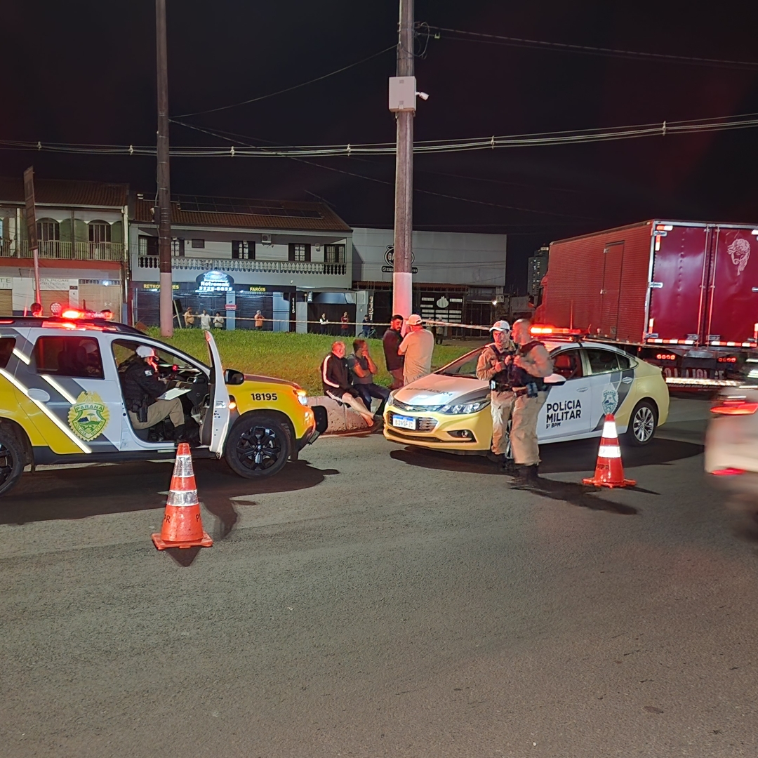 JOVEM MORRE APÓS MOTO COLIDIR COM CAMINHÃO EM ROTATÓRIA DE AVENIDA EM LONDRINA