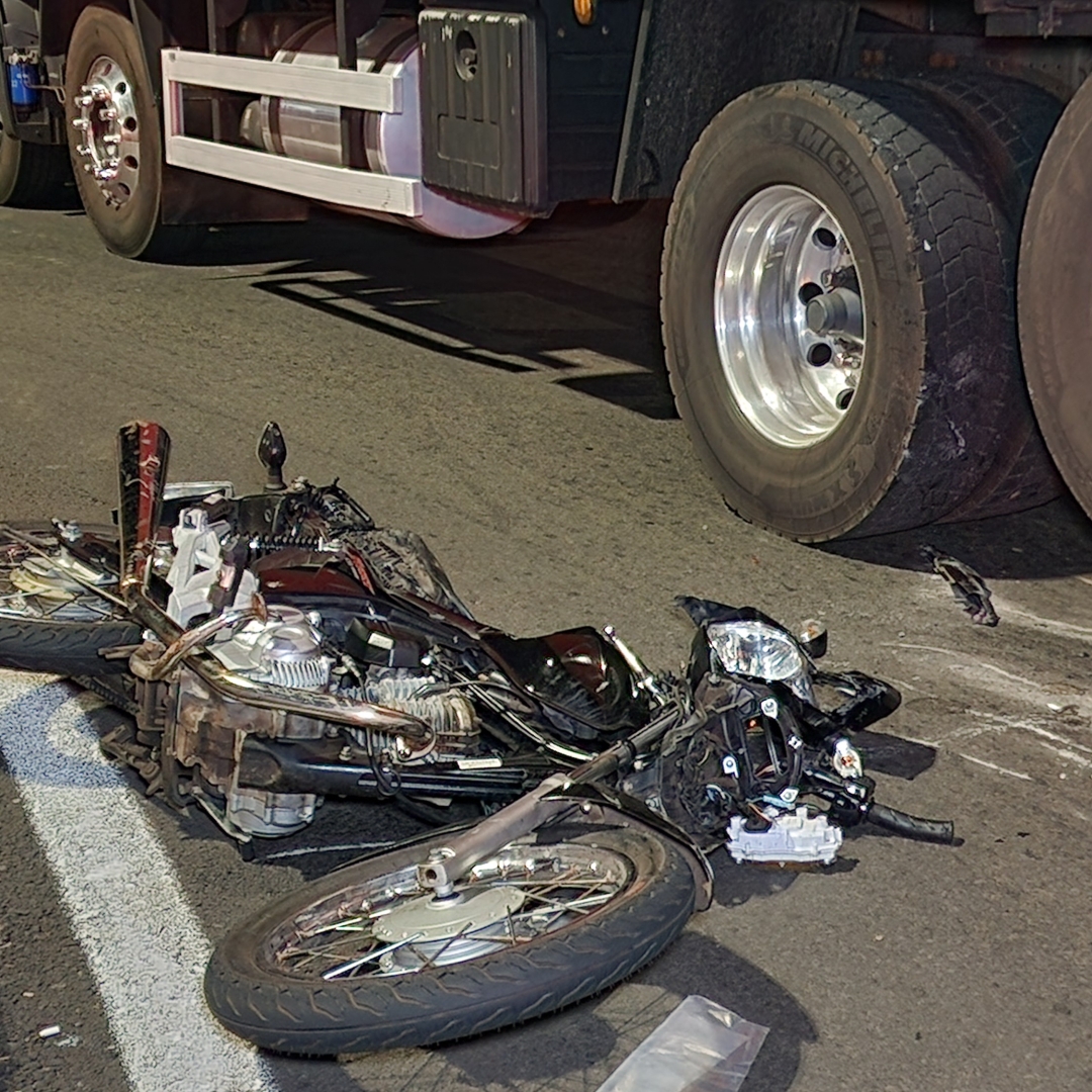 JOVEM MORRE APÓS MOTO COLIDIR COM CAMINHÃO EM ROTATÓRIA DE AVENIDA EM LONDRINA