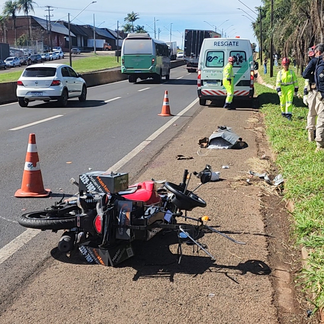 MOTOCICLISTA MORRE APÓS GRAVE ACIDENTE COM CAMINHÃO NA BR-369, EM LONDRINA