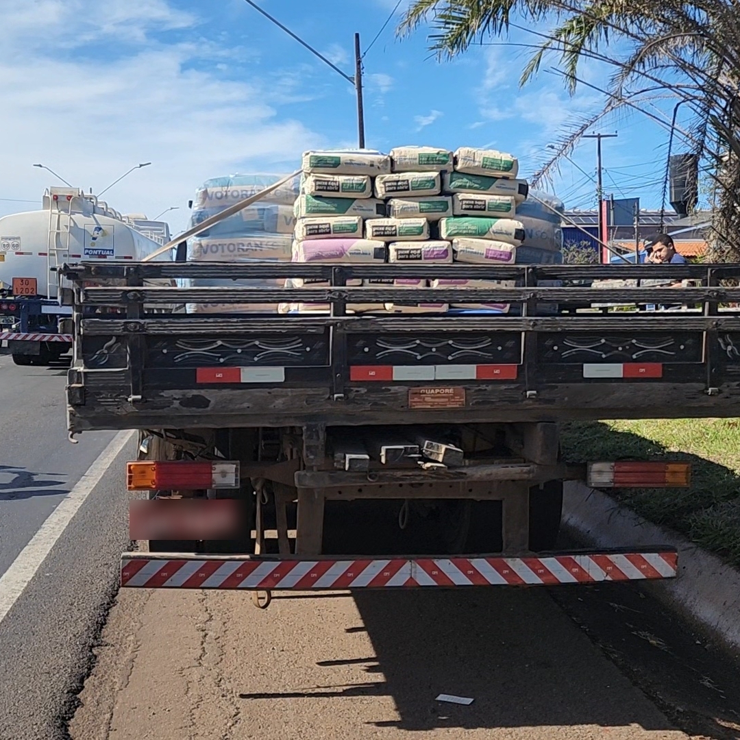 MOTOCICLISTA MORRE APÓS GRAVE ACIDENTE COM CAMINHÃO NA BR-369, EM LONDRINA