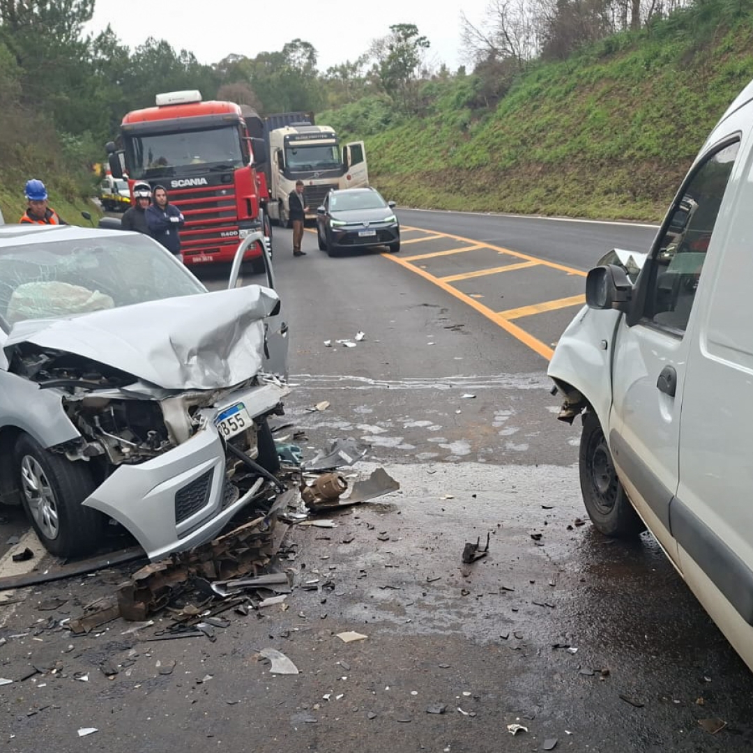 ULTRAPASSAGEM EM ÁREA DE AFUNILAMENTO PROVOCA COLISÃO FRONTAL E DEIXA CINCO FERIDOS NA BR-376, EM ORTIGUEIRA