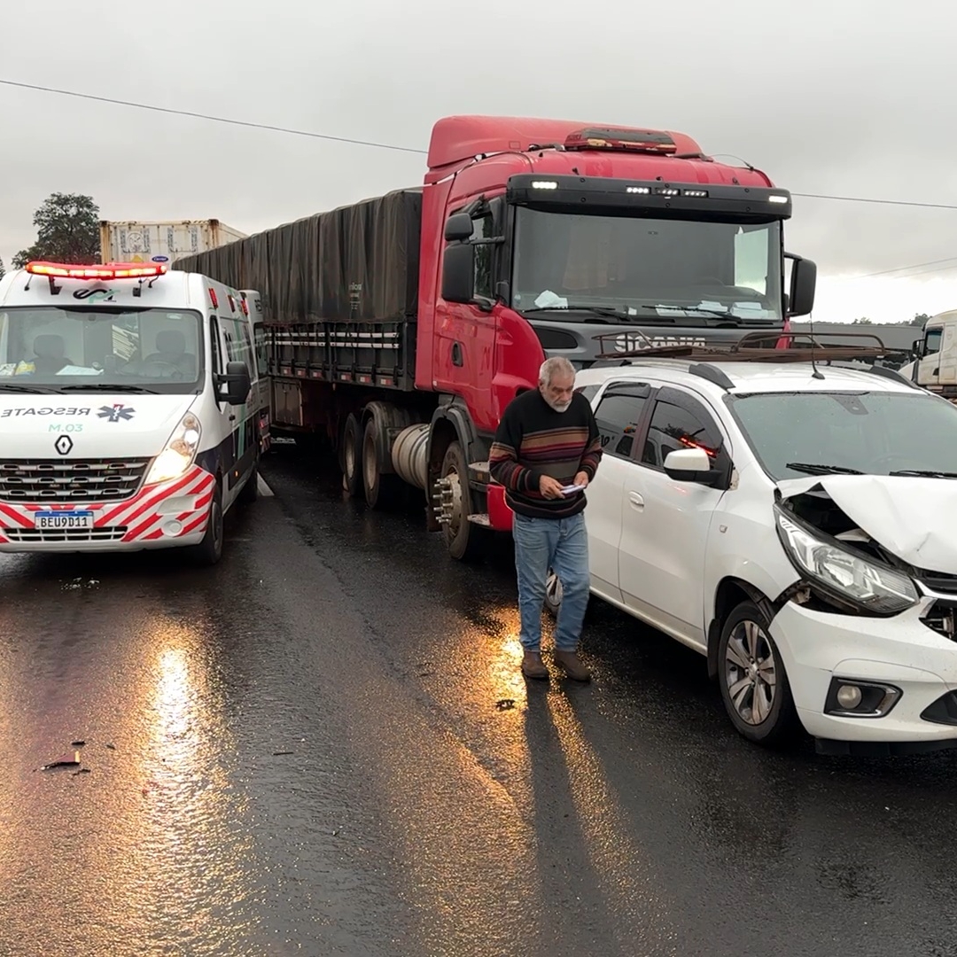 ACIDENTE COM QUATRO VEÍCULOS DEIXA CAMINHONEIRO GRAVEMENTE FERIDO E INTERDITA A BR-369 EM CAMBÉ