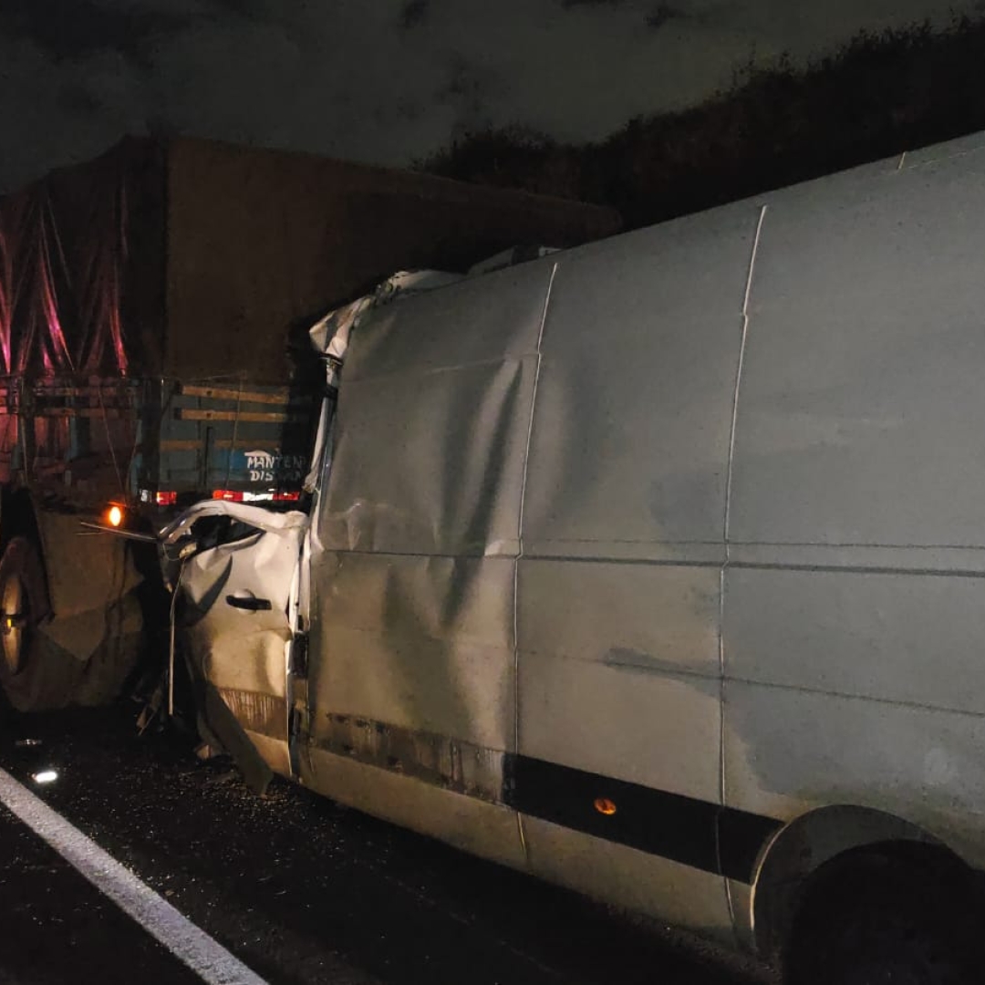 DUAS PESSOAS MORREM EM COLISÃO TRASEIRA ENTRE VAN E CARRETA NA PR-986, EM ROLÂNDIA