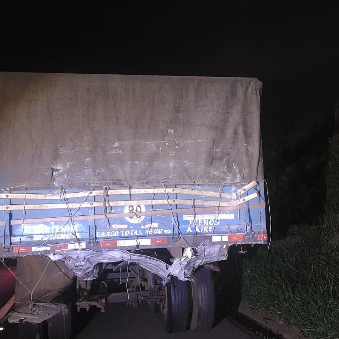DUAS PESSOAS MORREM EM COLISÃO TRASEIRA ENTRE VAN E CARRETA NA PR-986, EM ROLÂNDIA