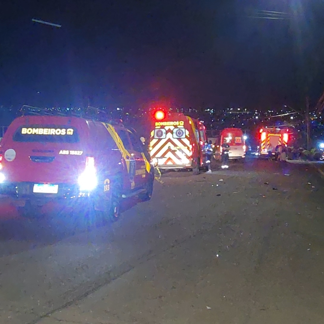 GRAVÍSSIMO ACIDENTE ENTRE CARRO E MOTO DEIXA TRÊS MORTOS NA ZONA NORTE DE LONDRINA