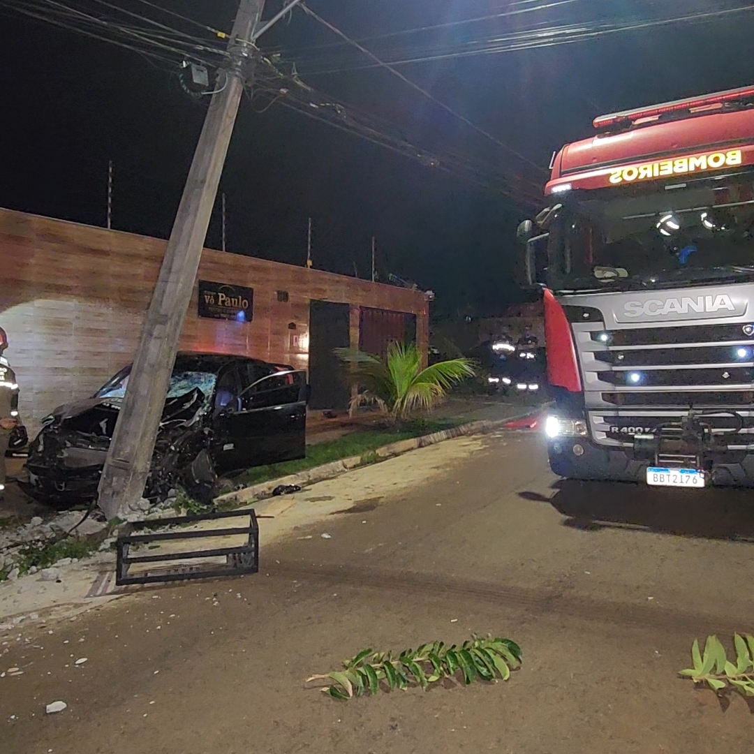 GRAVÍSSIMO ACIDENTE ENTRE CARRO E MOTO DEIXA TRÊS MORTOS NA ZONA NORTE DE LONDRINA