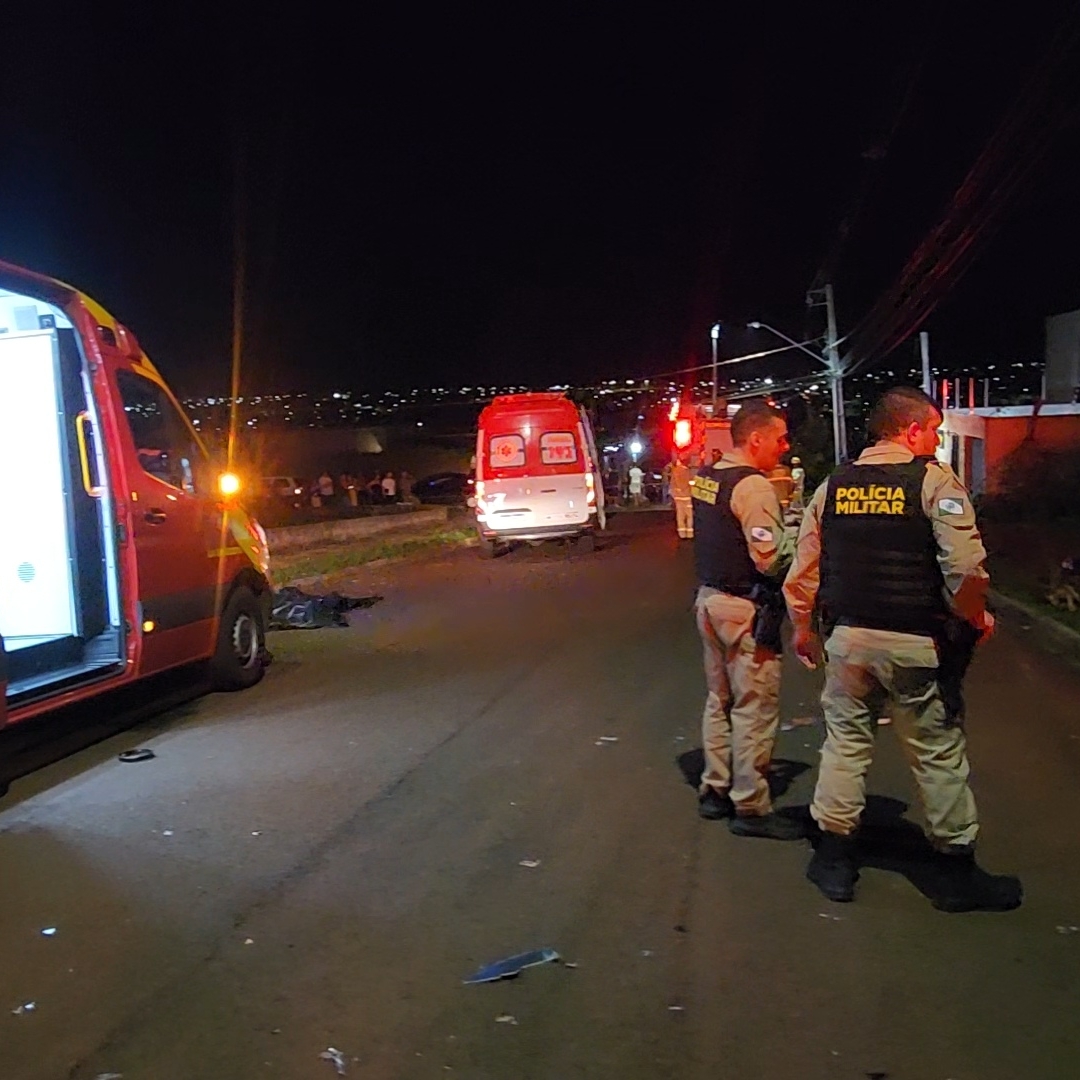 GRAVÍSSIMO ACIDENTE ENTRE CARRO E MOTO DEIXA TRÊS MORTOS NA ZONA NORTE DE LONDRINA