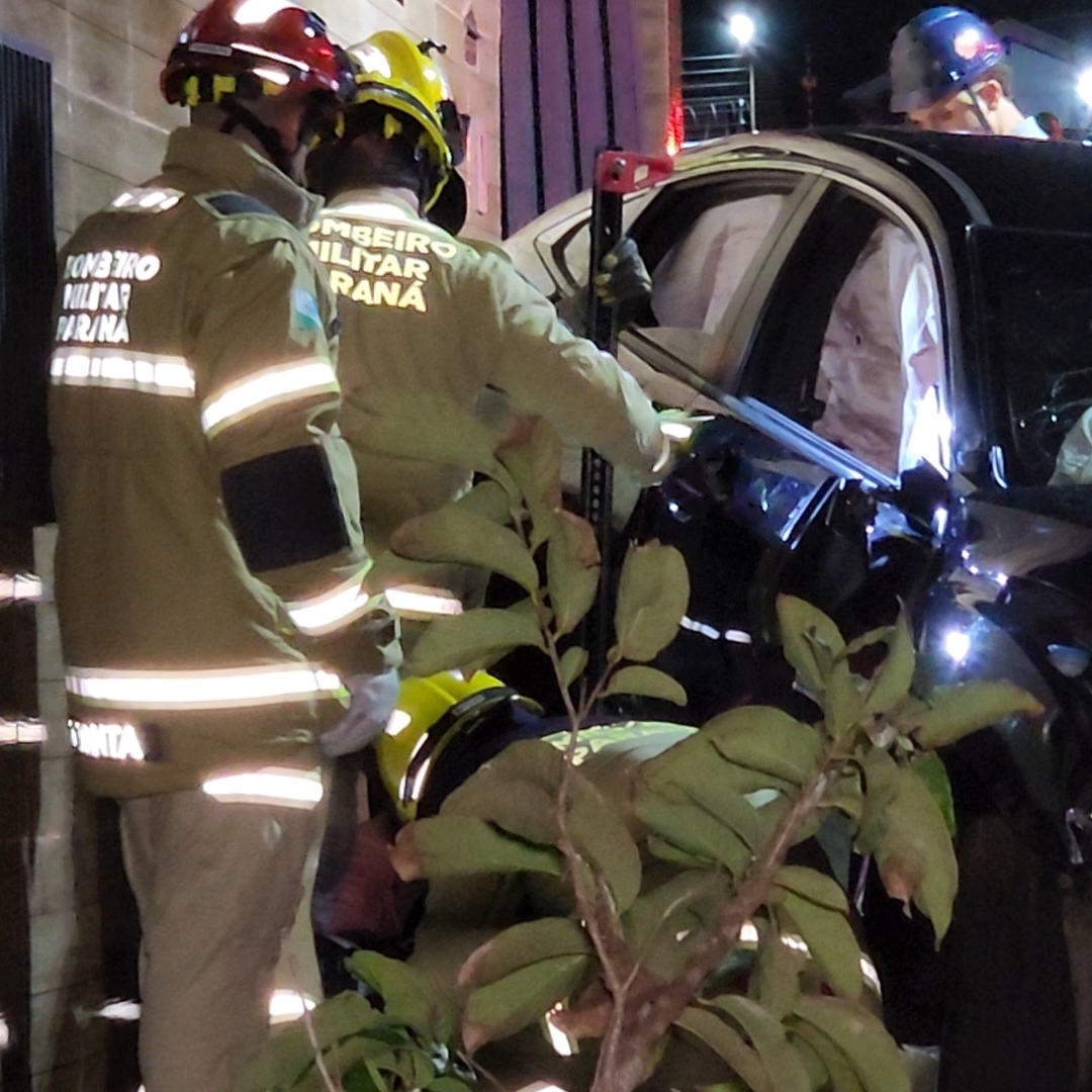 GRAVÍSSIMO ACIDENTE ENTRE CARRO E MOTO DEIXA TRÊS MORTOS NA ZONA NORTE DE LONDRINA
