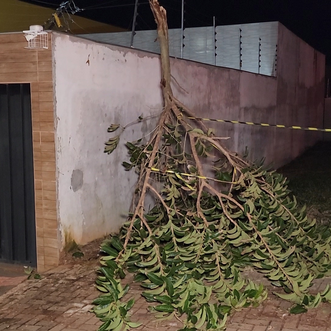 GRAVÍSSIMO ACIDENTE ENTRE CARRO E MOTO DEIXA TRÊS MORTOS NA ZONA NORTE DE LONDRINA