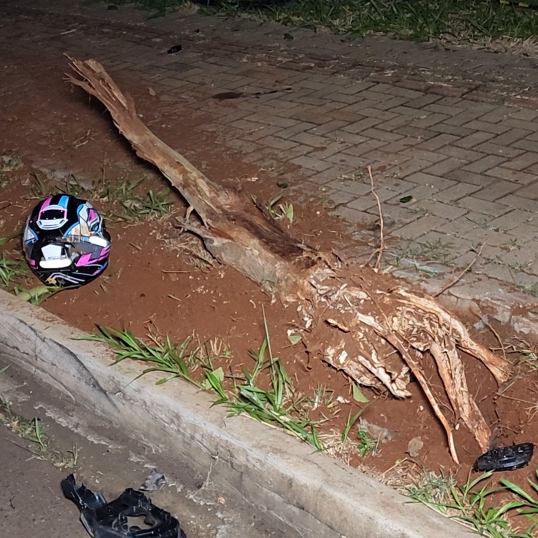 GRAVÍSSIMO ACIDENTE ENTRE CARRO E MOTO DEIXA TRÊS MORTOS NA ZONA NORTE DE LONDRINA
