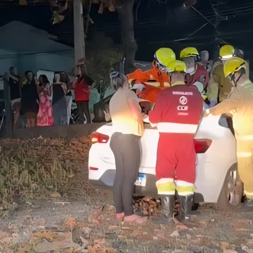 CINCO PESSOAS FICAM FERIDAS APÓS ACIDENTE ENVOLVENDO CARRO, MOTOCICLETA E CAVALO NA PR-445, EM LONDRINA