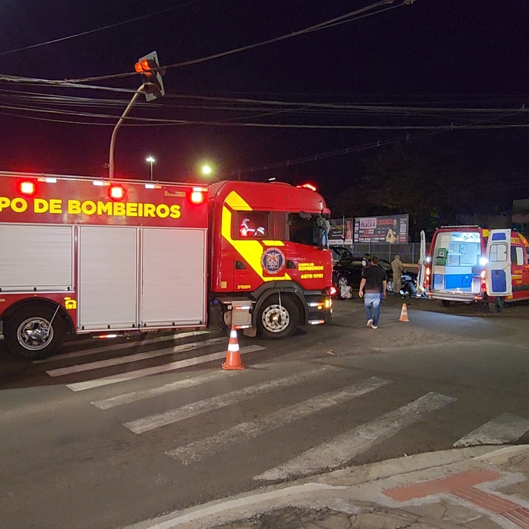 JOVEM FICA GRAVEMENTE FERIDO APÓS BATIDA ENTRE CARRO E MOTONETA EM LONDRINA