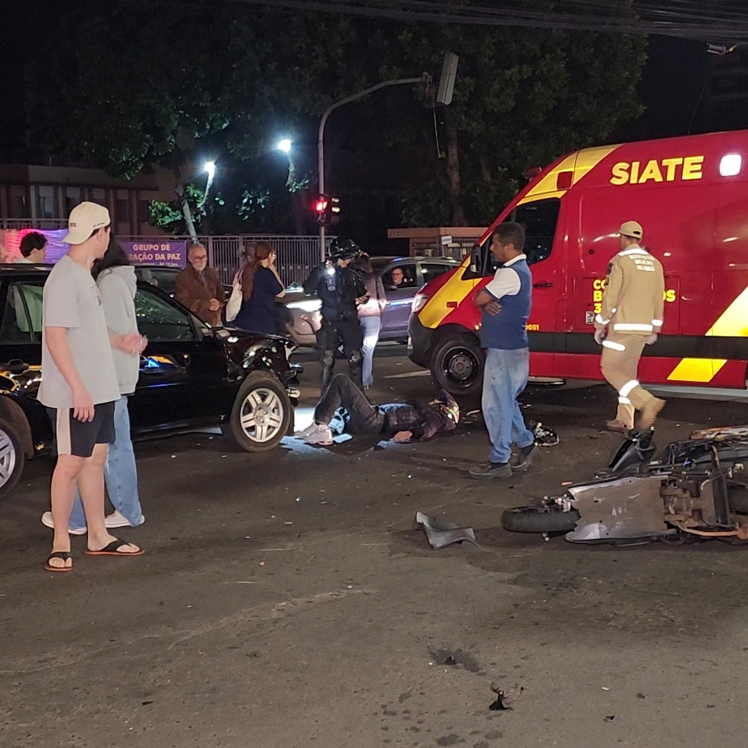 JOVEM FICA GRAVEMENTE FERIDO APÓS BATIDA ENTRE CARRO E MOTONETA EM LONDRINA