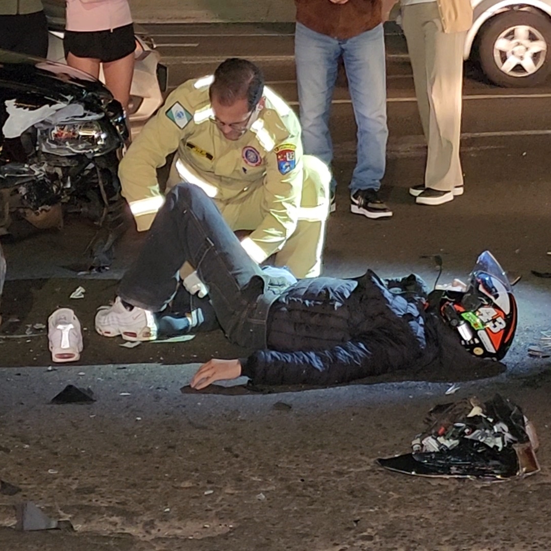 JOVEM FICA GRAVEMENTE FERIDO APÓS BATIDA ENTRE CARRO E MOTONETA EM LONDRINA