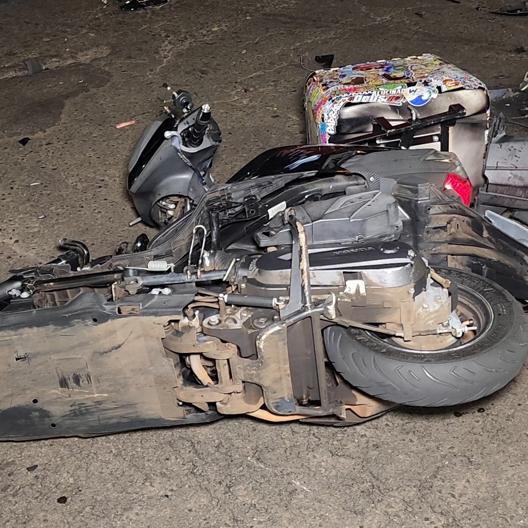 JOVEM FICA GRAVEMENTE FERIDO APÓS BATIDA ENTRE CARRO E MOTONETA EM LONDRINA
