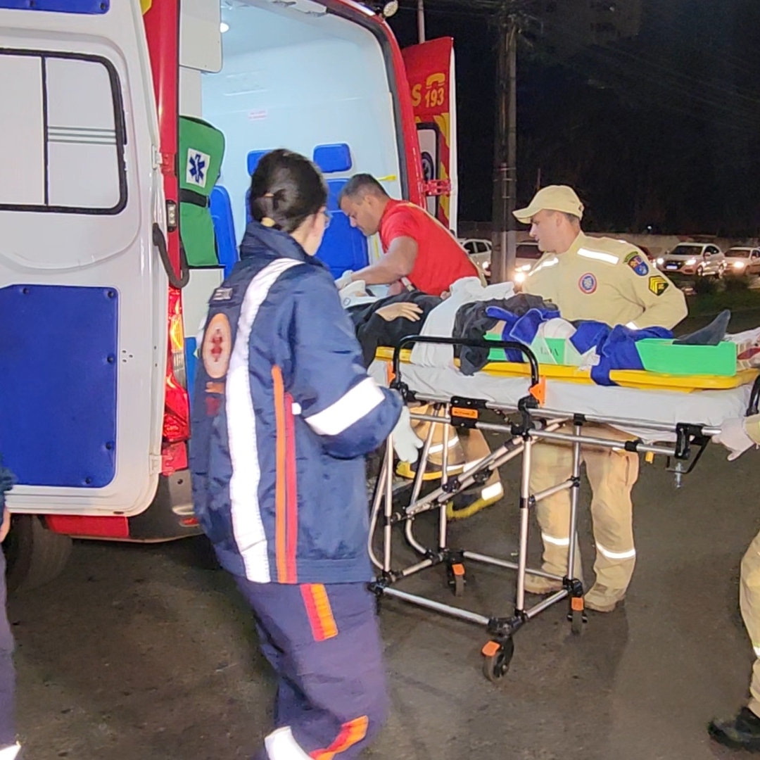 JOVEM FICA GRAVEMENTE FERIDO APÓS BATIDA ENTRE CARRO E MOTONETA EM LONDRINA