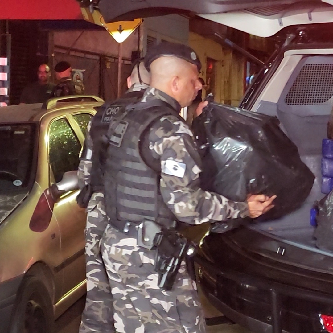 DENÚNCIA DE TRÁFICO TERMINA EM CONFRONTO E APREENSÃO DE MAIS DE 330 KG DE DROGAS EM LONDRINA