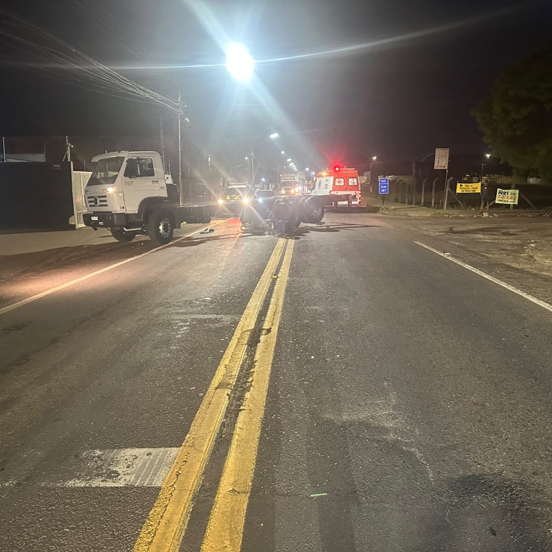 COLISÃO ENTRE CAMINHÃO E MOTOCICLETA DEIXA MOTOCICLISTA FERIDO NA BR-369, EM ARAPONGAS