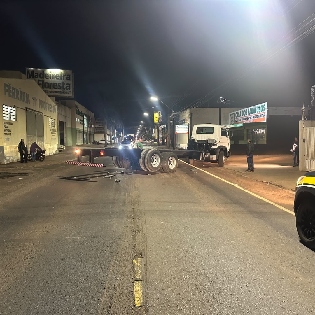 COLISÃO ENTRE CAMINHÃO E MOTOCICLETA DEIXA MOTOCICLISTA FERIDO NA BR-369, EM ARAPONGAS