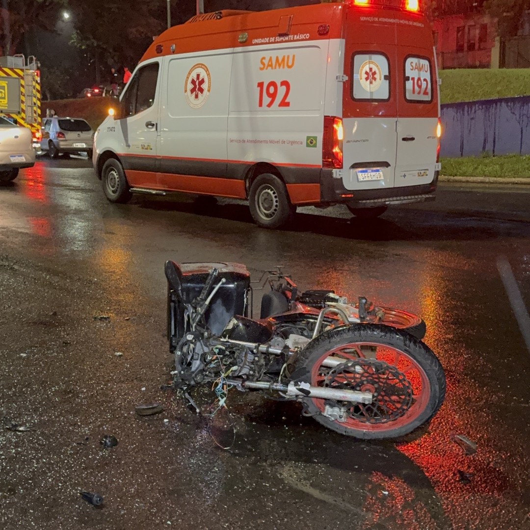 MOTOCICLISTA FICA FERIDO APÓS COLISÃO COM CARRO NA AVENIDA 10 DE DEZEMBRO, EM LONDRINA