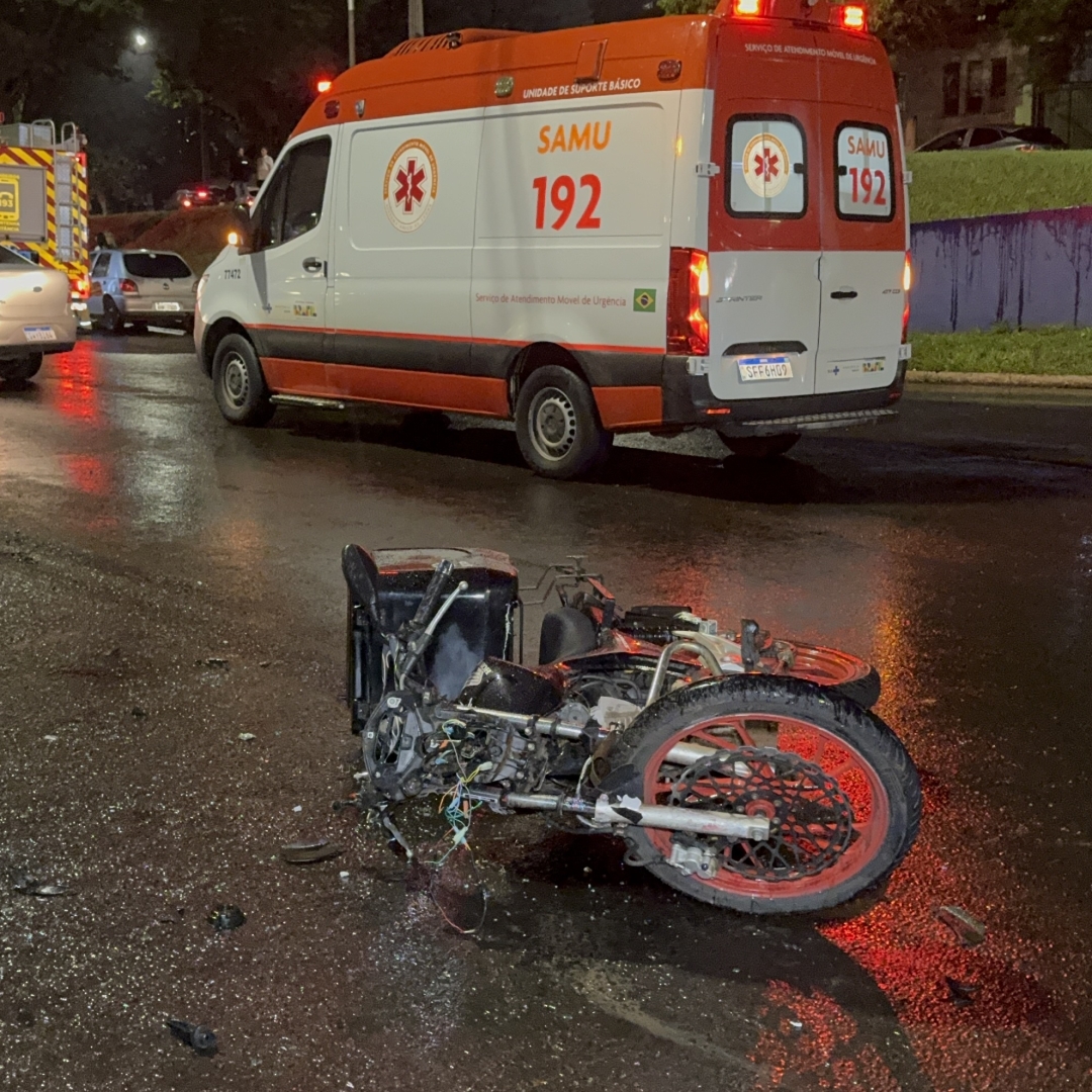 MOTOCICLISTA FICA FERIDO APÓS COLISÃO COM CARRO NA AVENIDA 10 DE DEZEMBRO, EM LONDRINA