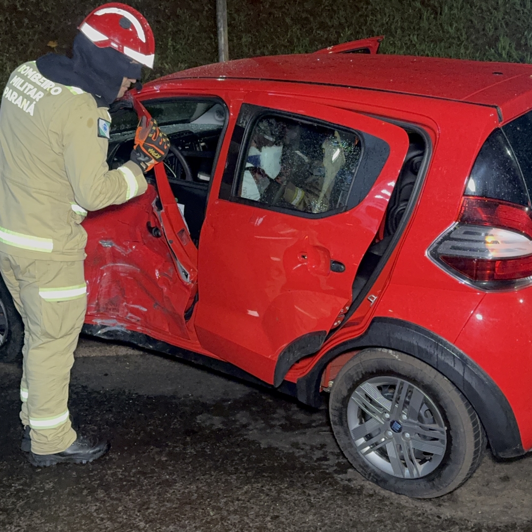 MOTOCICLISTA FICA FERIDO APÓS COLISÃO COM CARRO NA AVENIDA 10 DE DEZEMBRO, EM LONDRINA