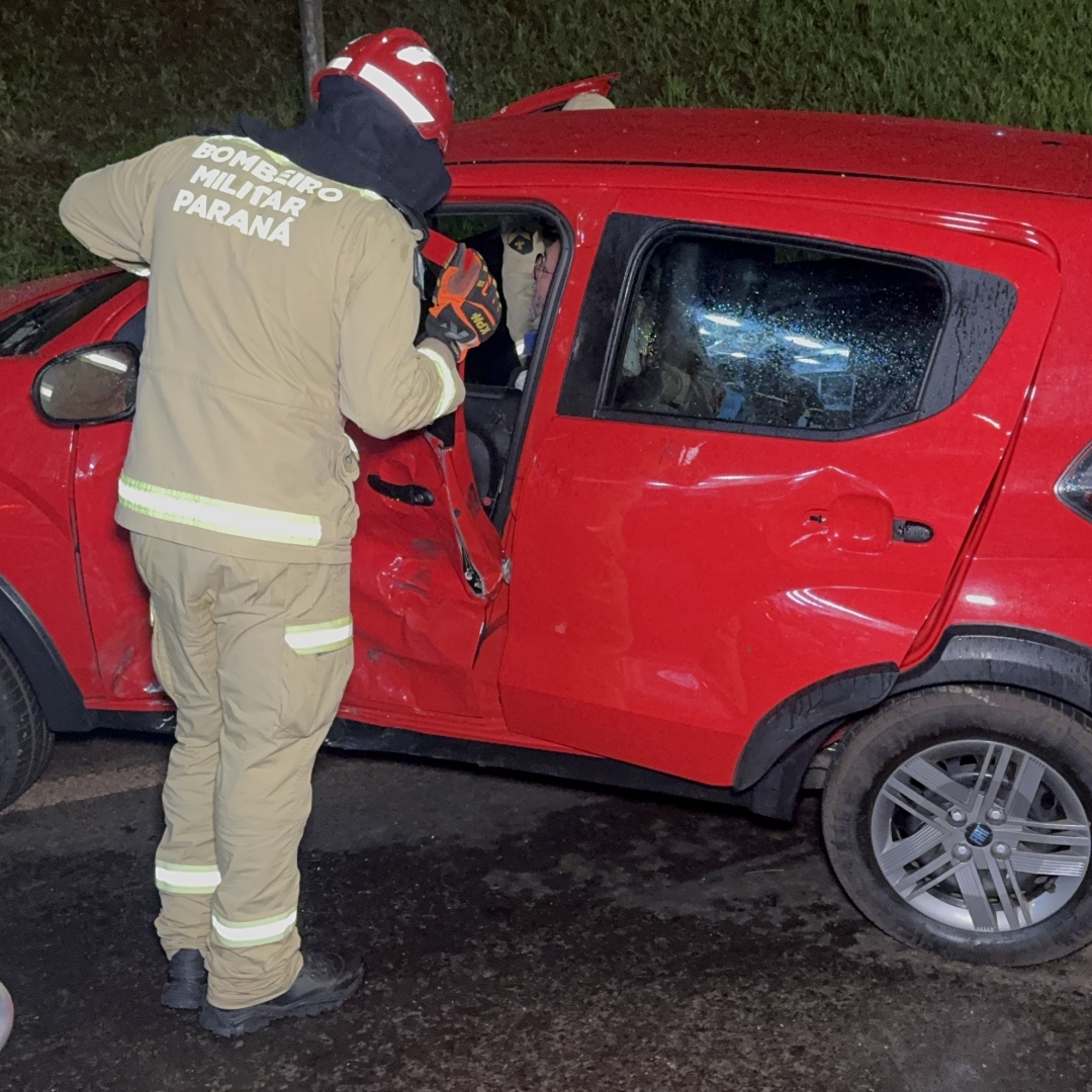 MOTOCICLISTA FICA FERIDO APÓS COLISÃO COM CARRO NA AVENIDA 10 DE DEZEMBRO, EM LONDRINA