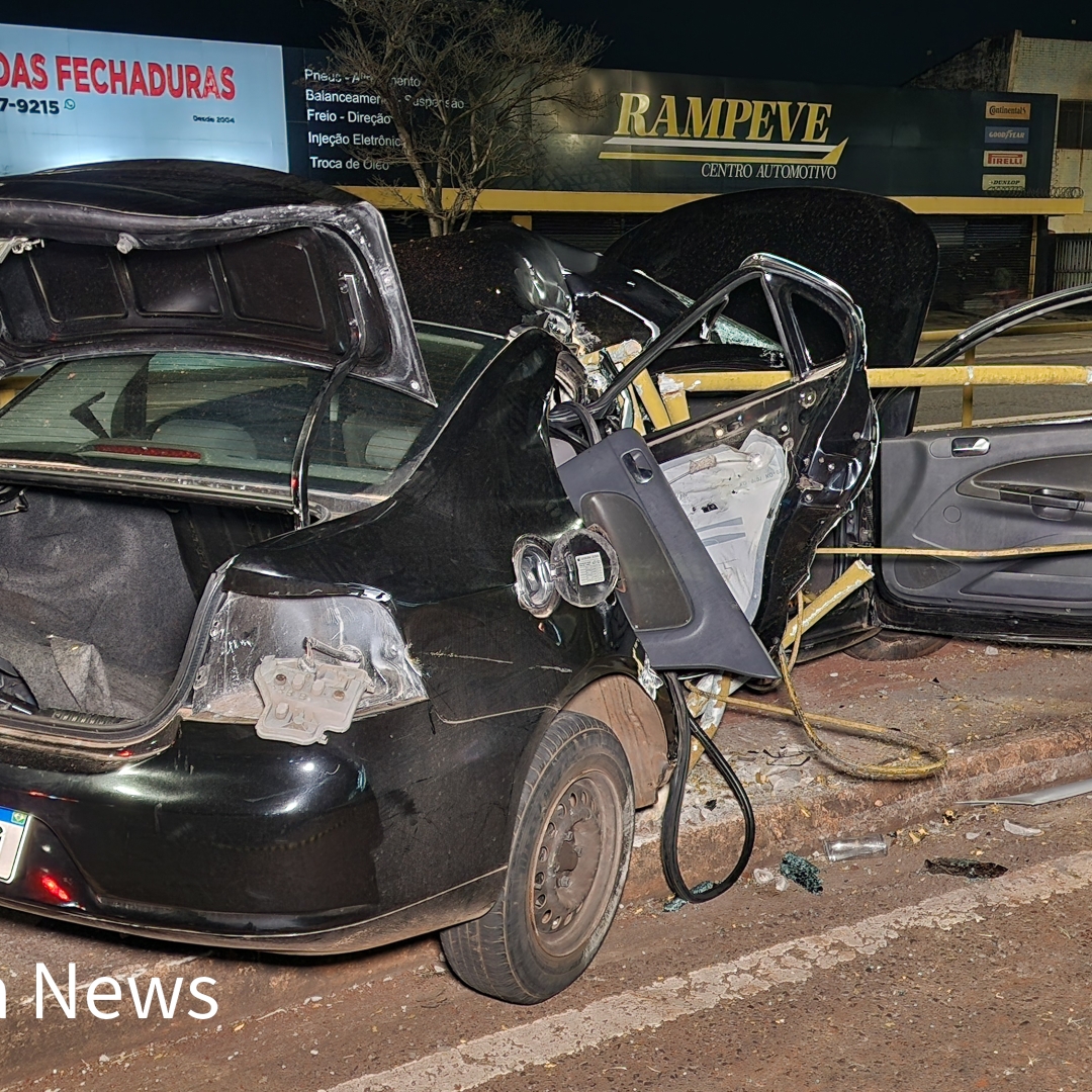 CARRO BATE CONTRA CORRIMÃOS E DEIXA CINCO FERIDOS NA AVENIDA TIRADENTES, EM LONDRINA