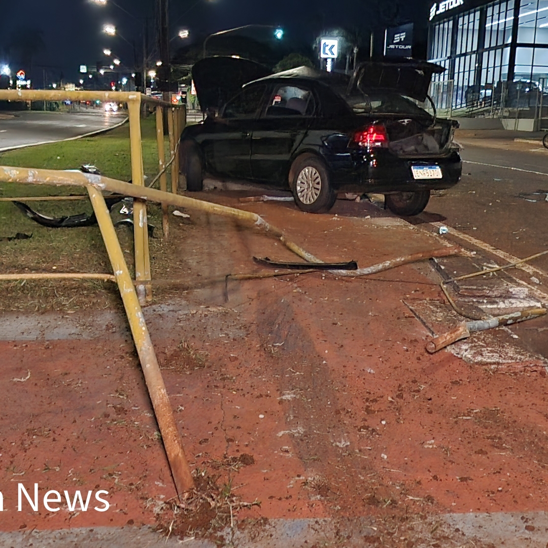 CARRO BATE CONTRA CORRIMÃOS E DEIXA CINCO FERIDOS NA AVENIDA TIRADENTES, EM LONDRINA