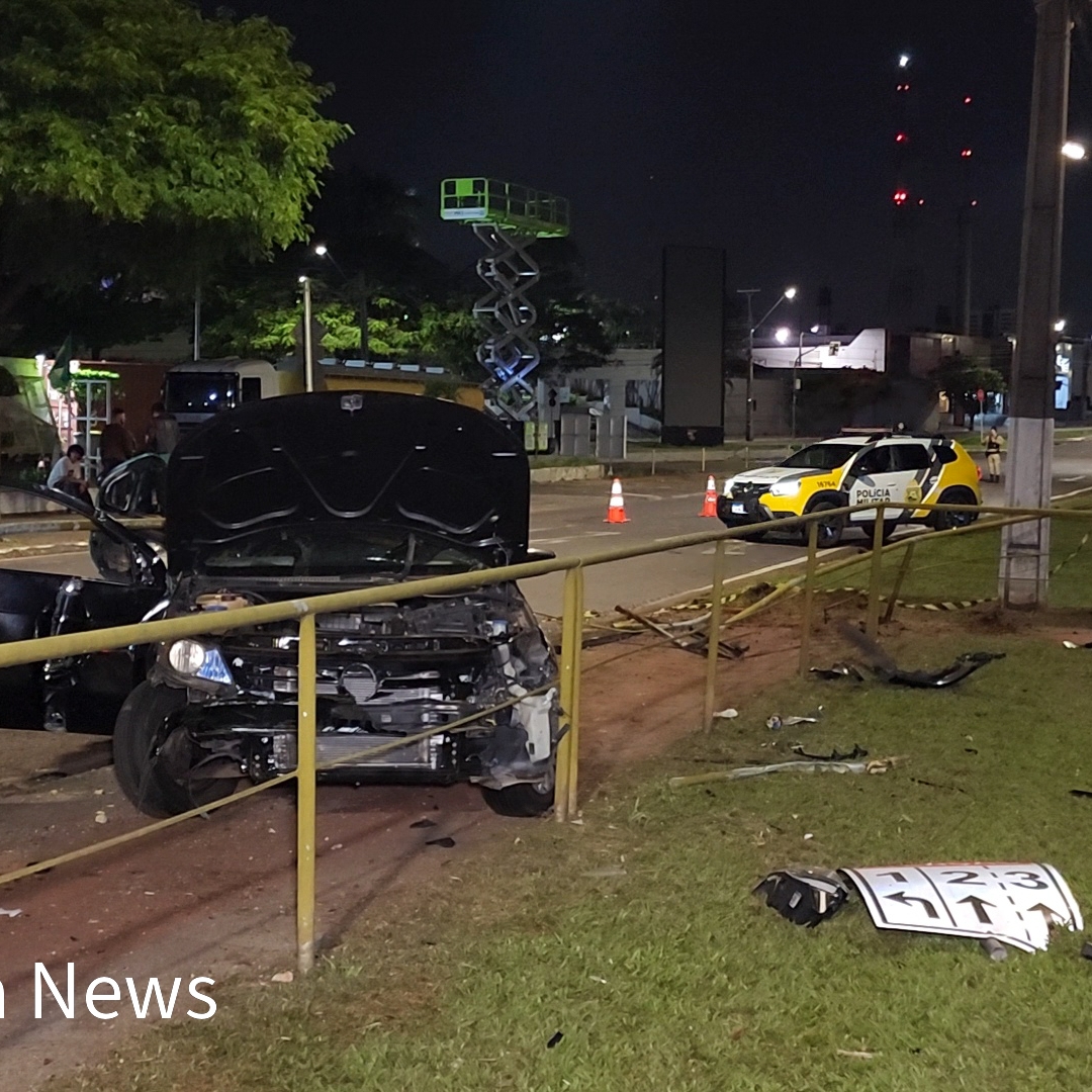 CARRO BATE CONTRA CORRIMÃOS E DEIXA CINCO FERIDOS NA AVENIDA TIRADENTES, EM LONDRINA